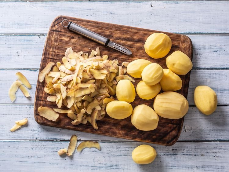 আলুর খোসা ছাড়ানোর সহজ কৌশল