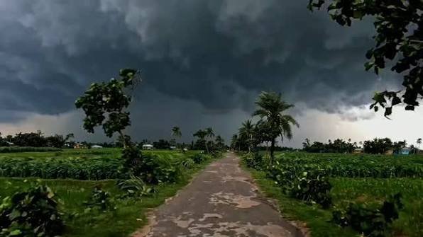 ঢাকার আকাশে মেঘ, দুপুরের মধ্যে বৃষ্টি-বজ্রবৃষ্টির পূর্বাভাস