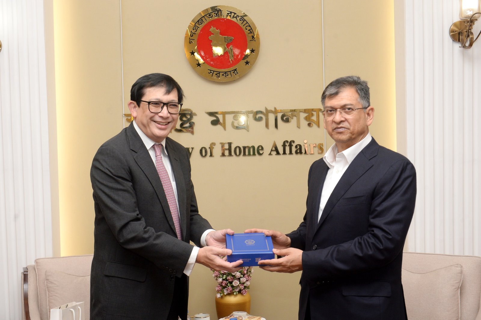 স্বরাষ্ট্রমন্ত্রীর সঙ্গে সিঙ্গাপুরের বিদায়ী চার্জ দ্য অ্যাফেয়ার্সের সাক্ষাৎ