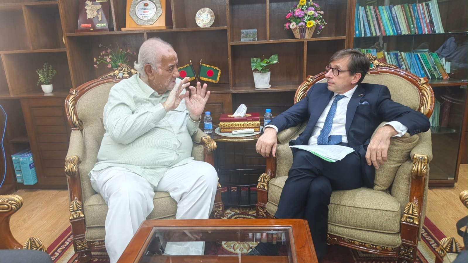পার্বত্য মন্ত্রীর সঙ্গে ফ্রান্সের রাষ্ট্রদূতের সৌজন্য সাক্ষাৎ